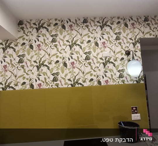 קיר עם טפט פרחוני במטבח מודרני